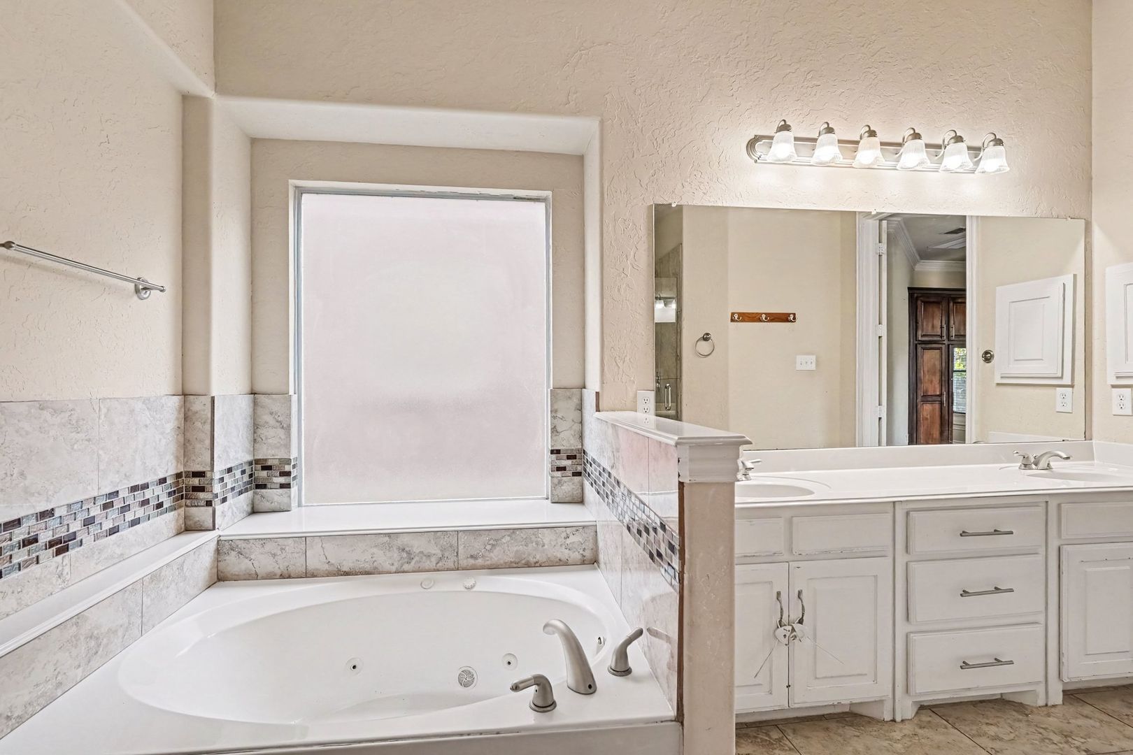1344 Valley Vista Dr, Irving, TX 75063 photo 17