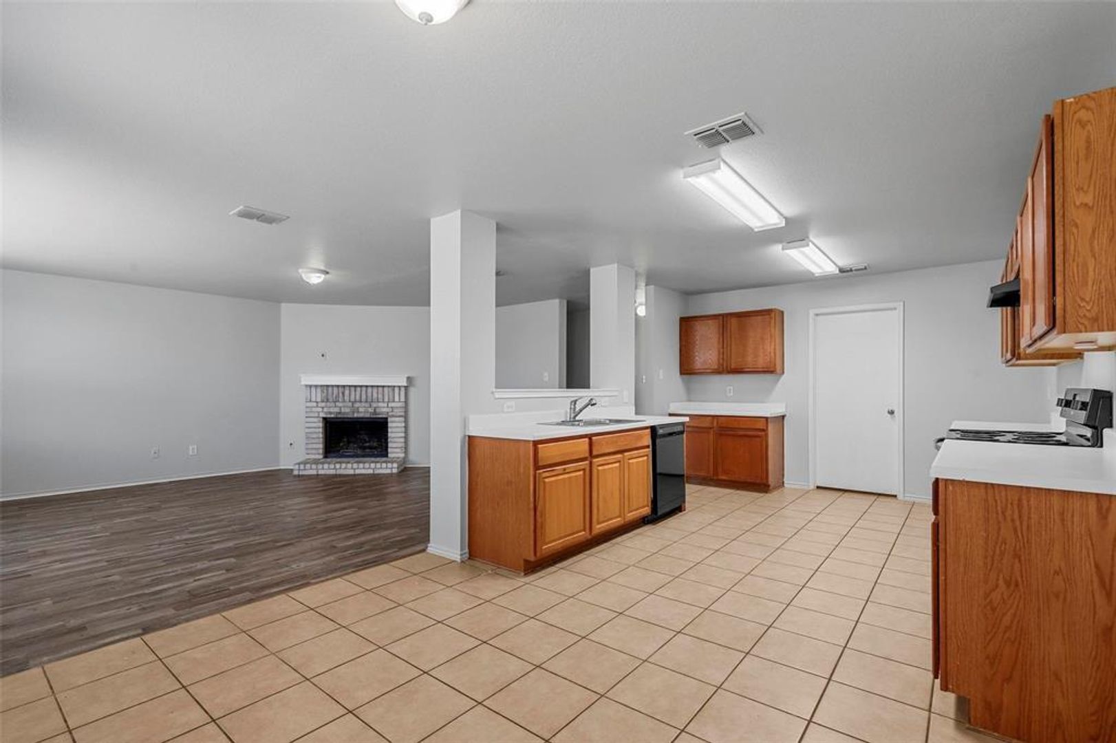 9120 Quarter Horse Lane, Fort Worth, TX 76123 photo 2