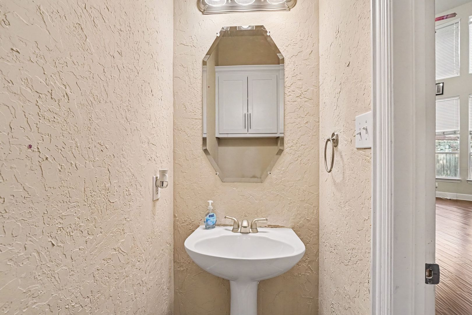 1344 Valley Vista Dr, Irving, TX 75063 photo 14