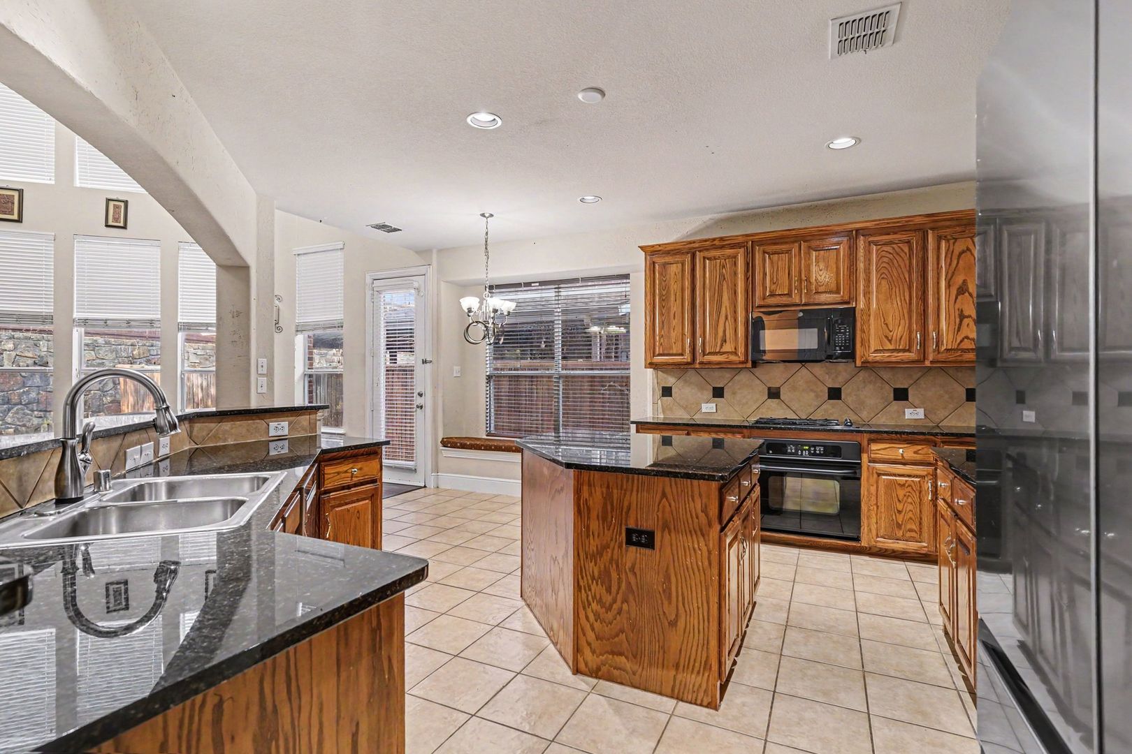 1344 Valley Vista Dr, Irving, TX 75063 photo 11