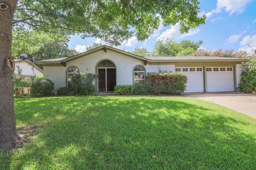 Nestled in a prime Fort Worth location, this charming 3-bedroom, 2-bathroom single-family home offers the perfect blend of modern comfort and classic appeal. – photo 1
