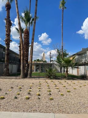 1 bed condo w laundry, Central Phx – photo 1