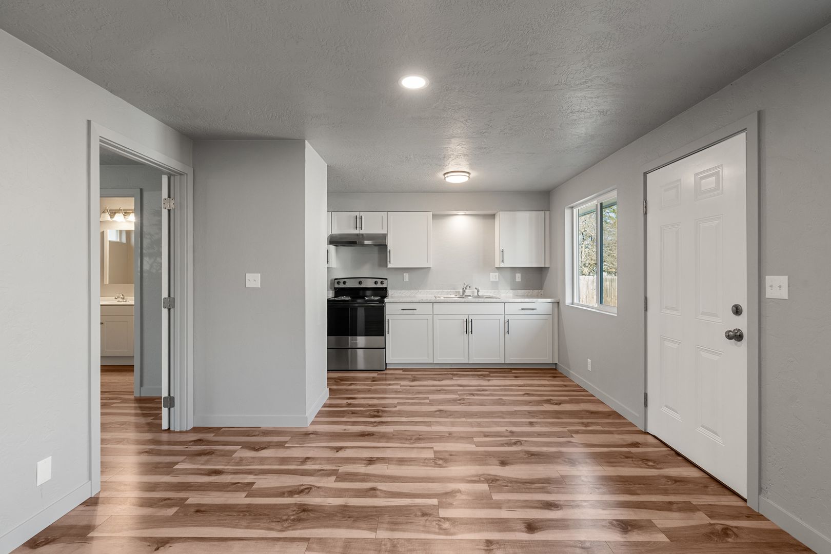 Medford Apartment: 1028 W 11th St