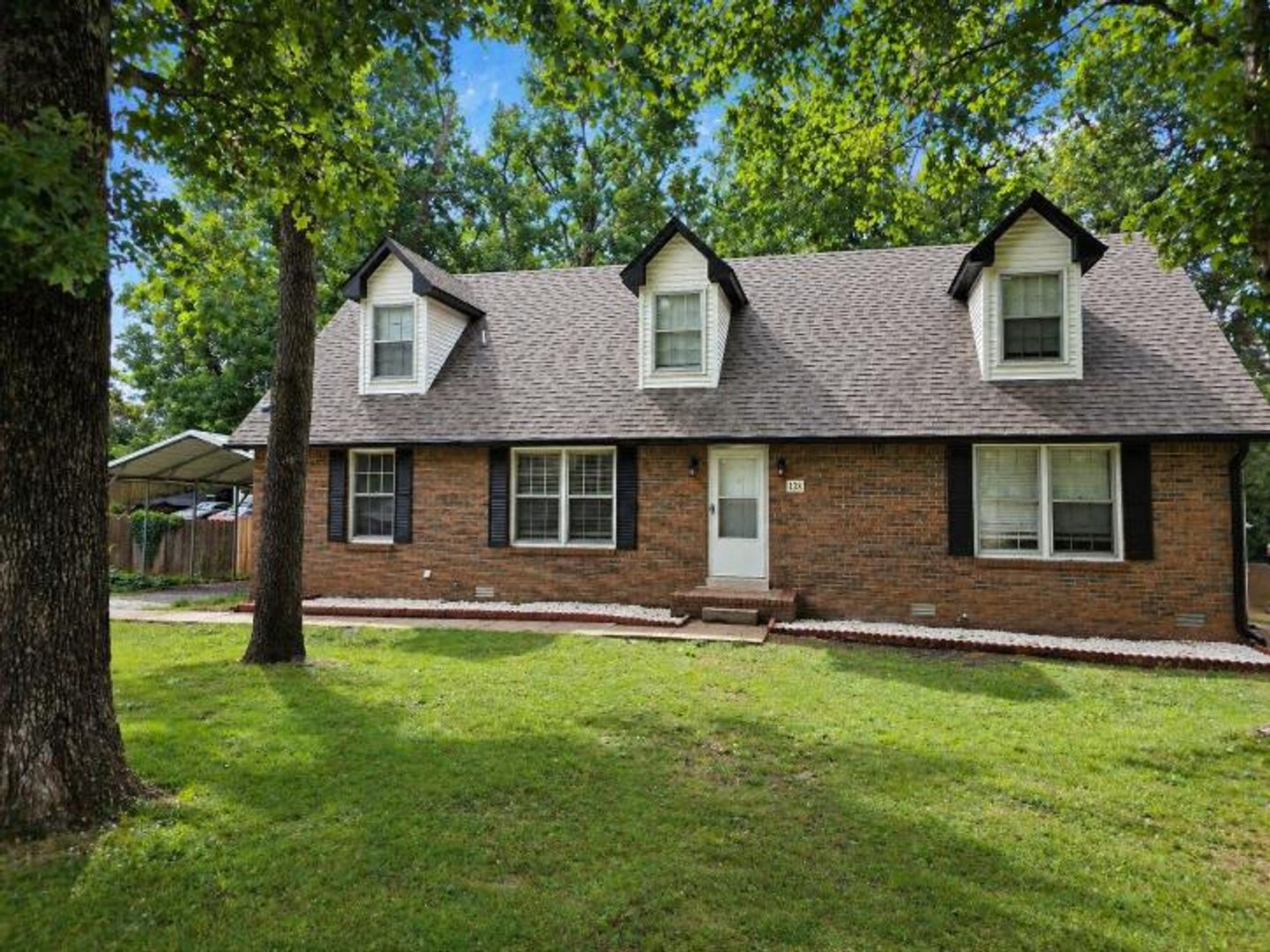 Clarksville House: 125 Mossland Drive