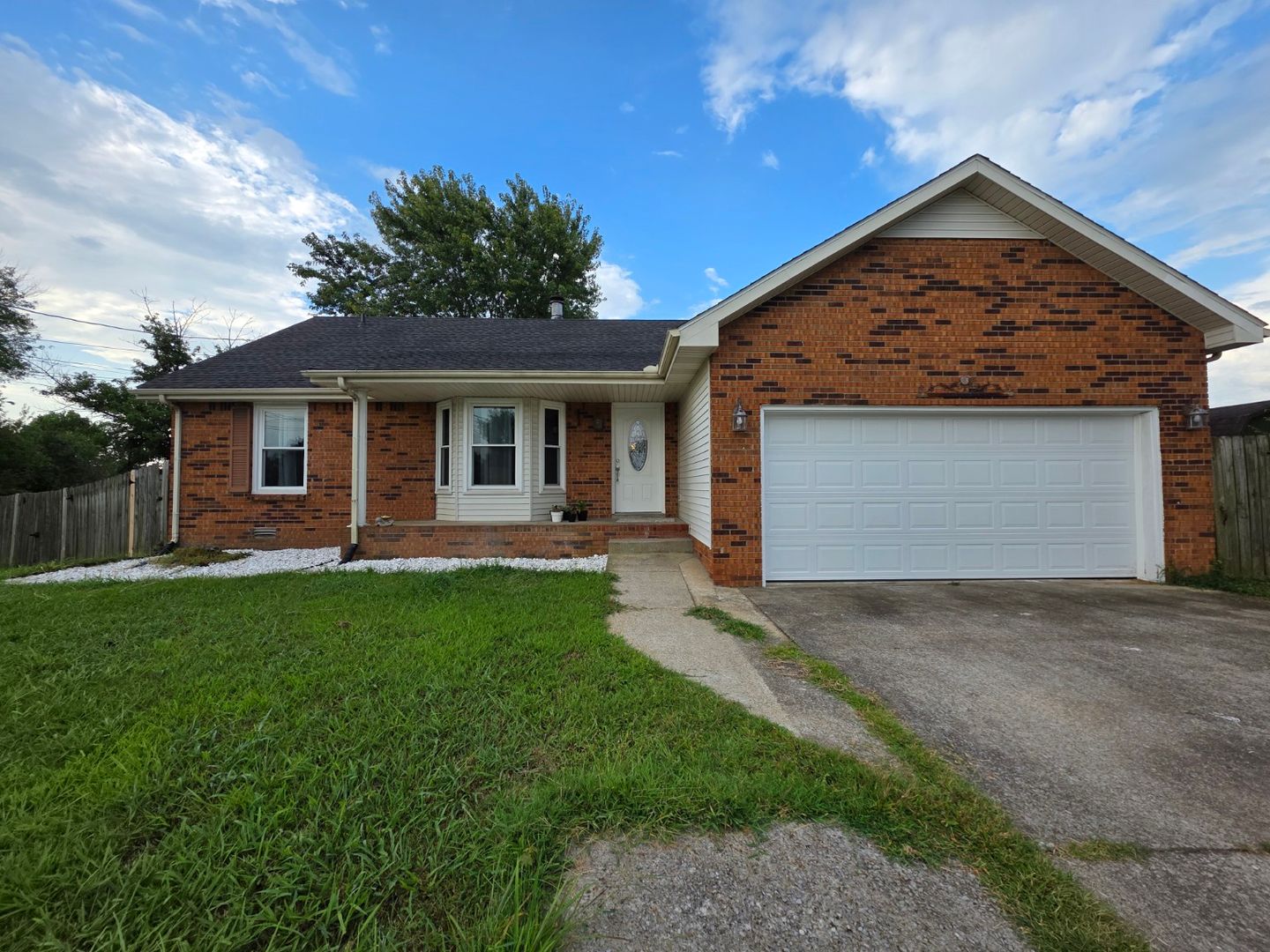 Clarksville House: 102 Chickadee Court