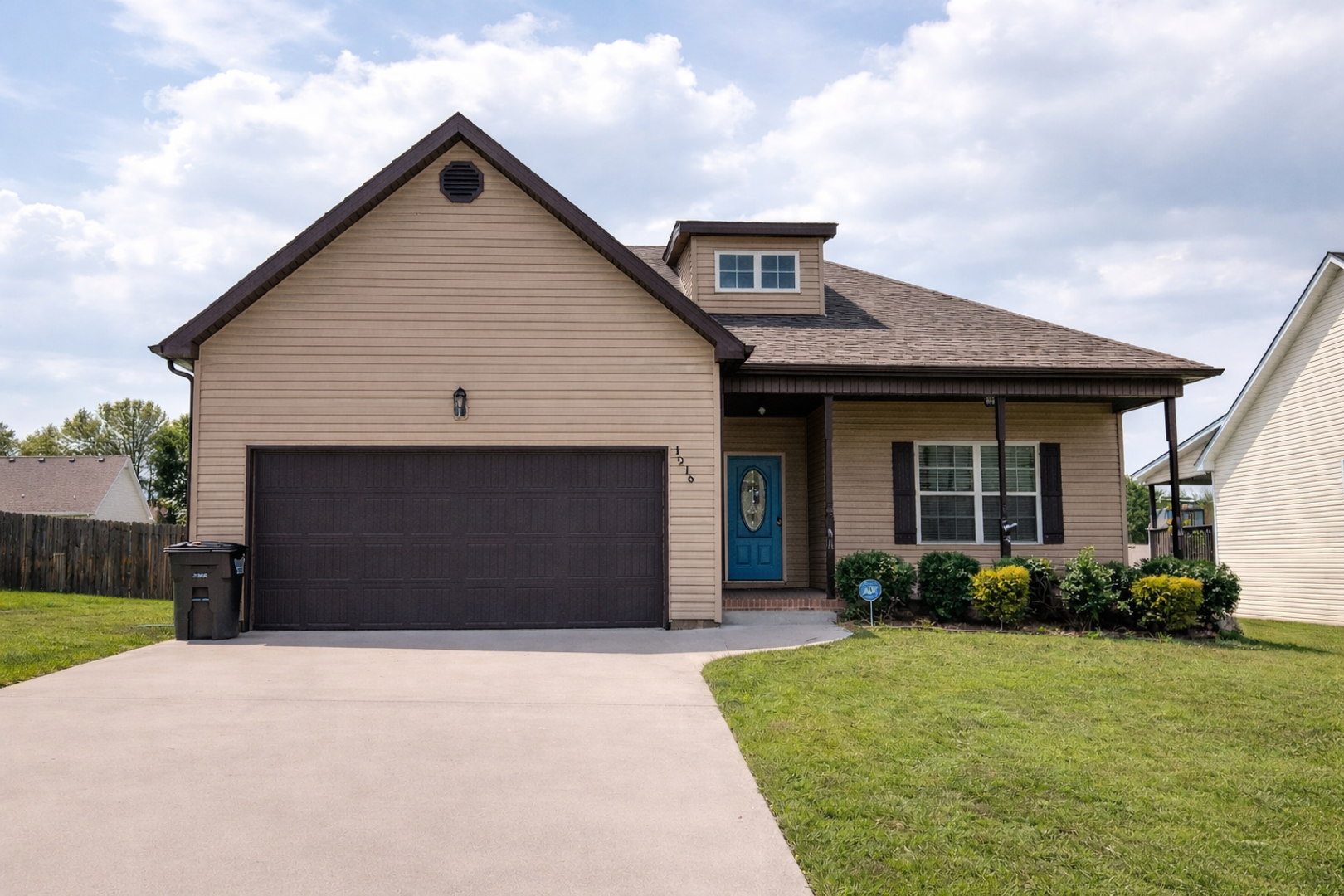 Clarksville House: 1216 Meachem Drive