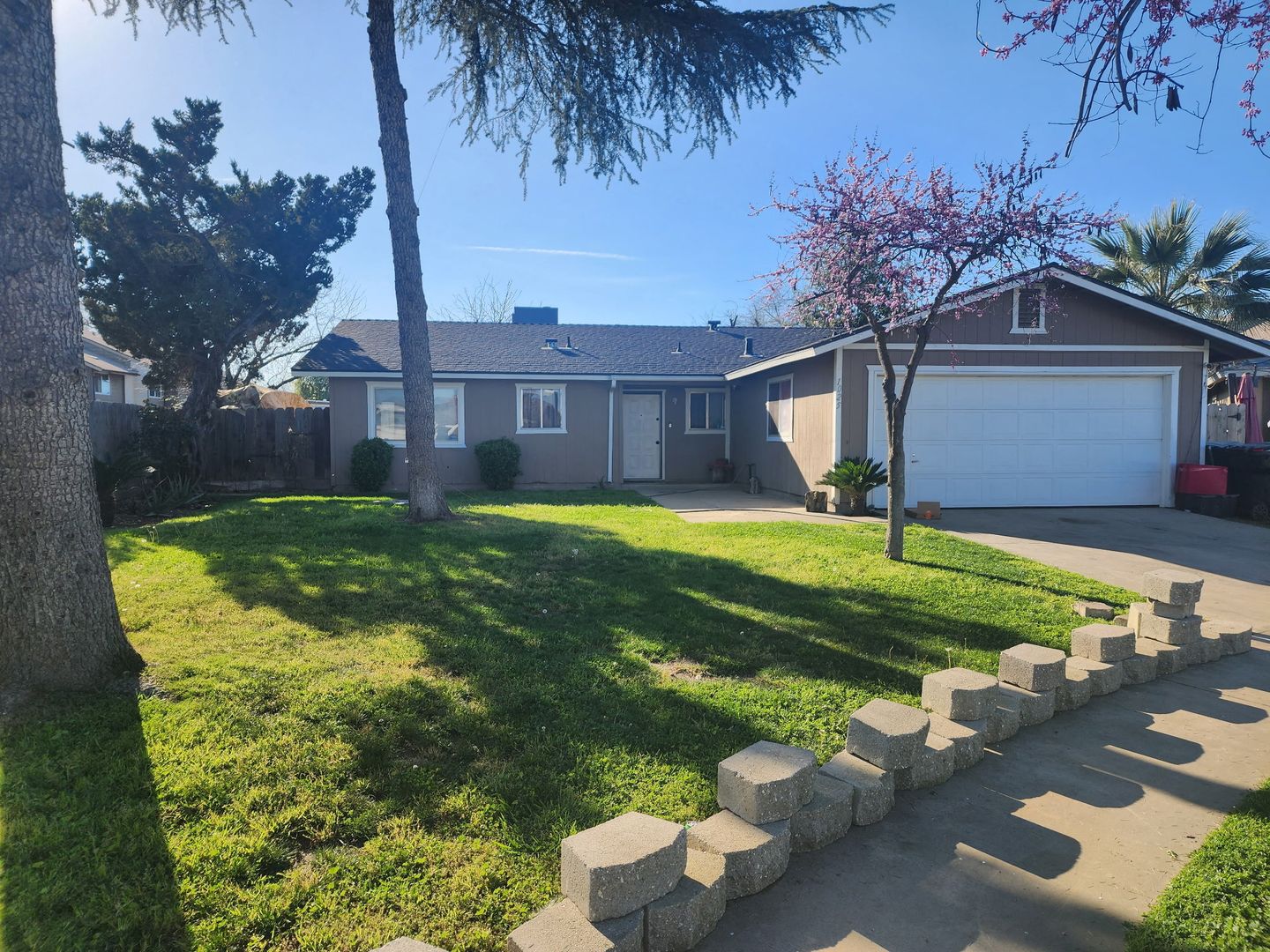 Tulare House: 1025 Sherwood Ct