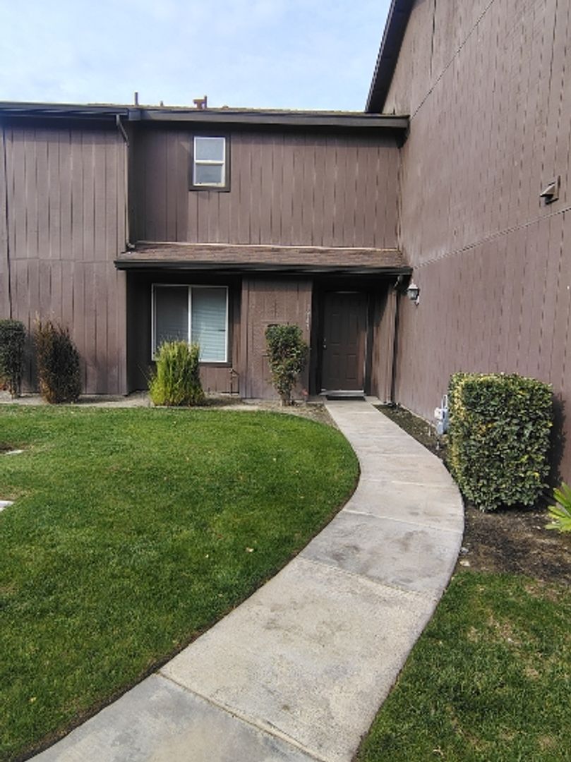Corcoran Condo: 1852-1978 Whitley Ave / 1943-1965 Preston Way
