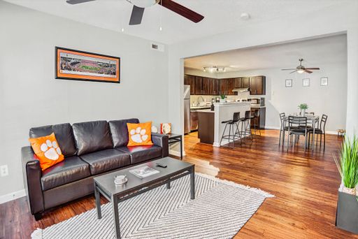 3 Bedroom 2 Bathroom Apartment – photo 1