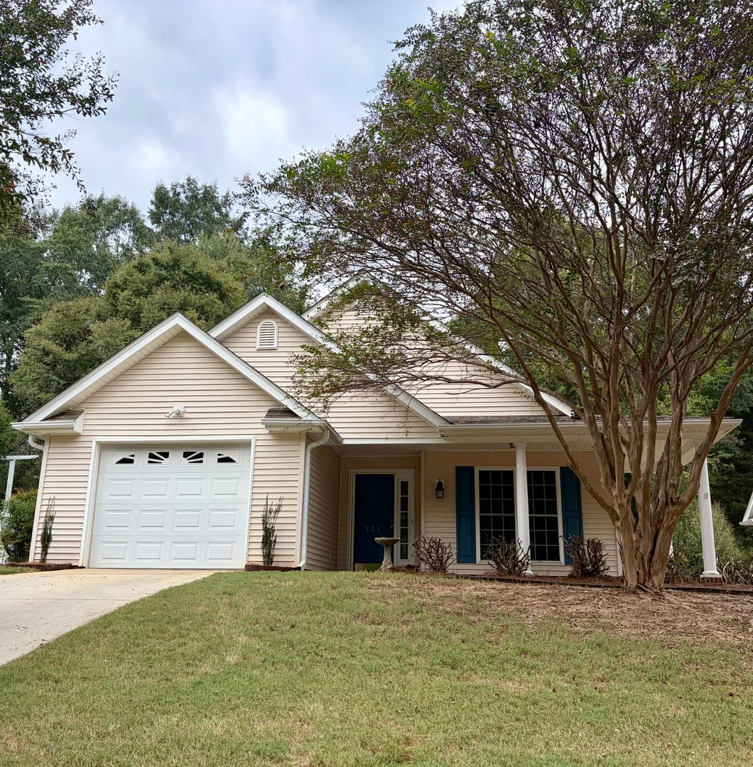 Pendleton House: 121 Grand Oak Circle