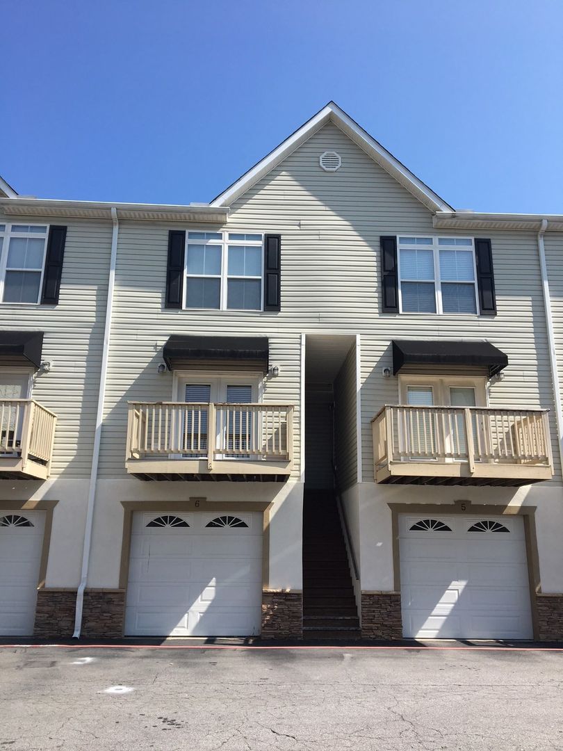 Clemson Townhome: 103-10 Pickens St.