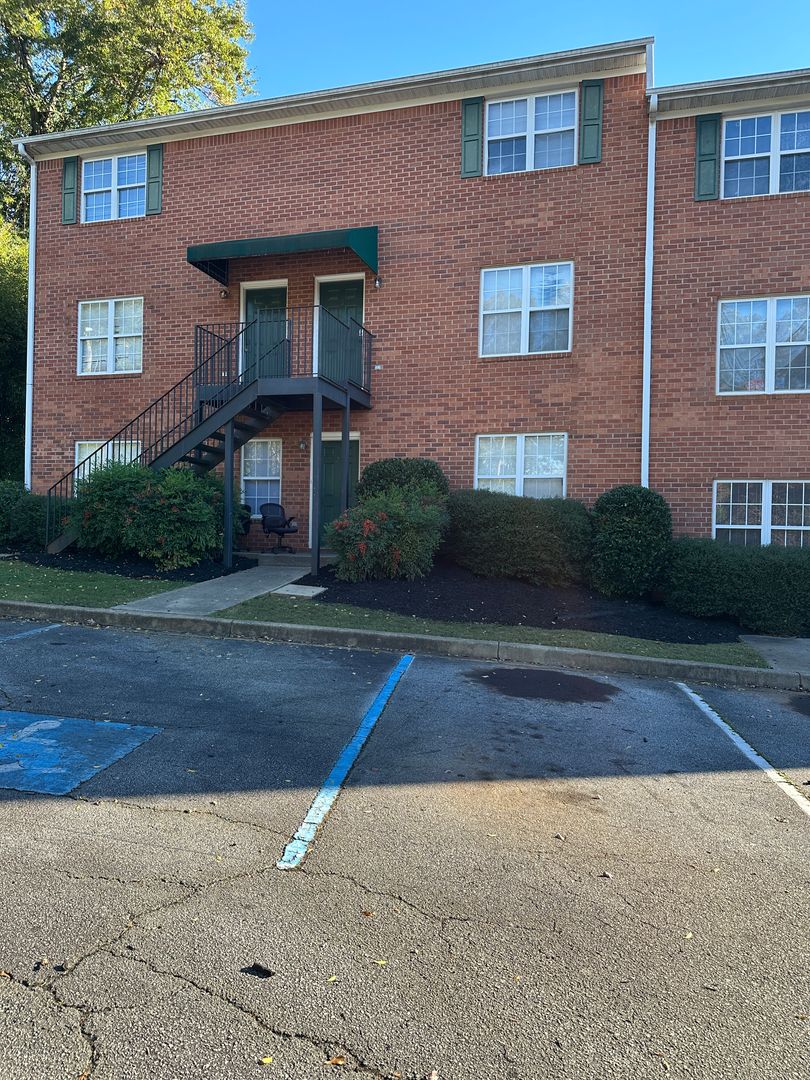 Clemson Apartment: 101 College Heights Blvd.