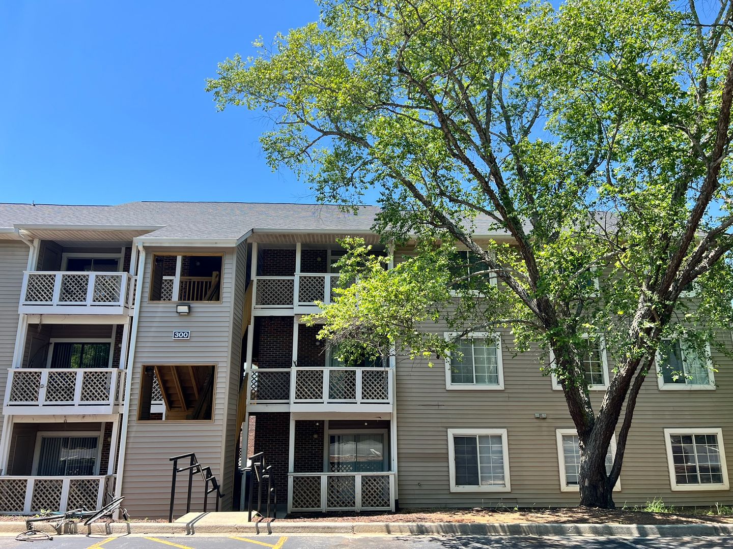 Clemson Apartment: 220-324 Elm St.