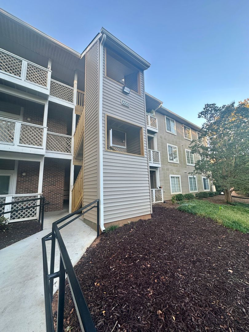 Clemson Apartment: 220-422 Elm St.