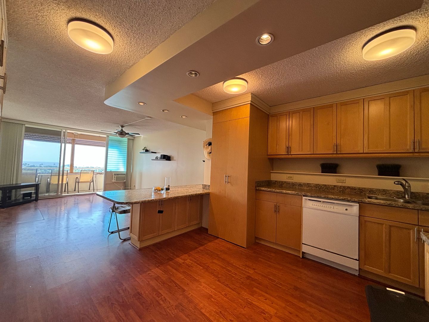 Honolulu Condo: 1676 Ala Moana #1006