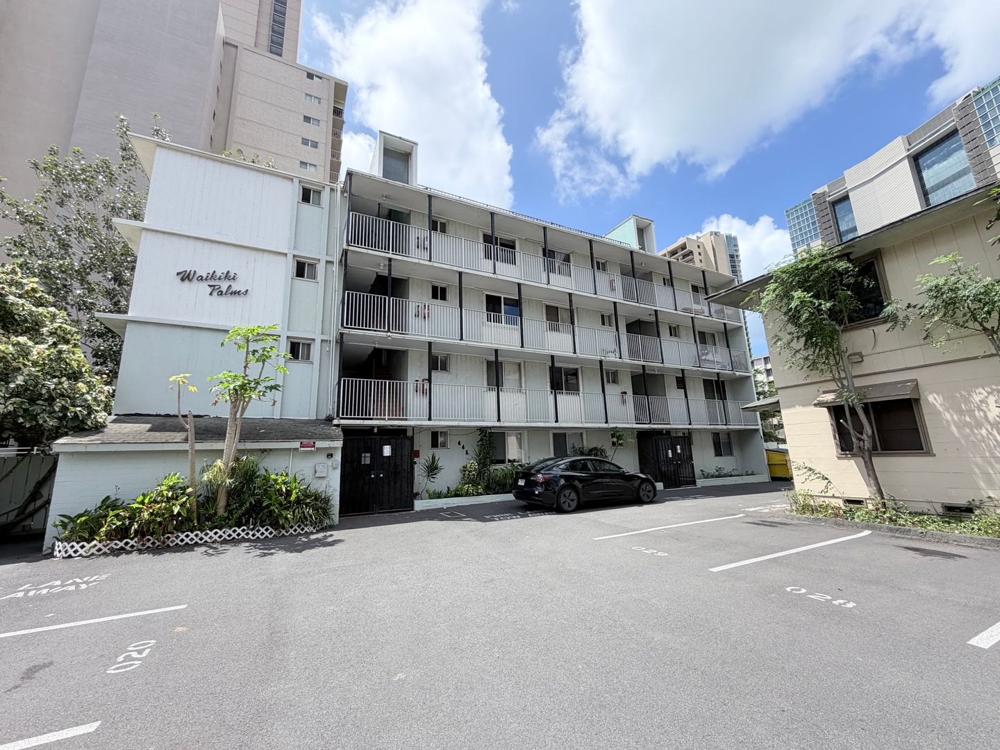 Honolulu Apartment: 445 Kalaimoku St.