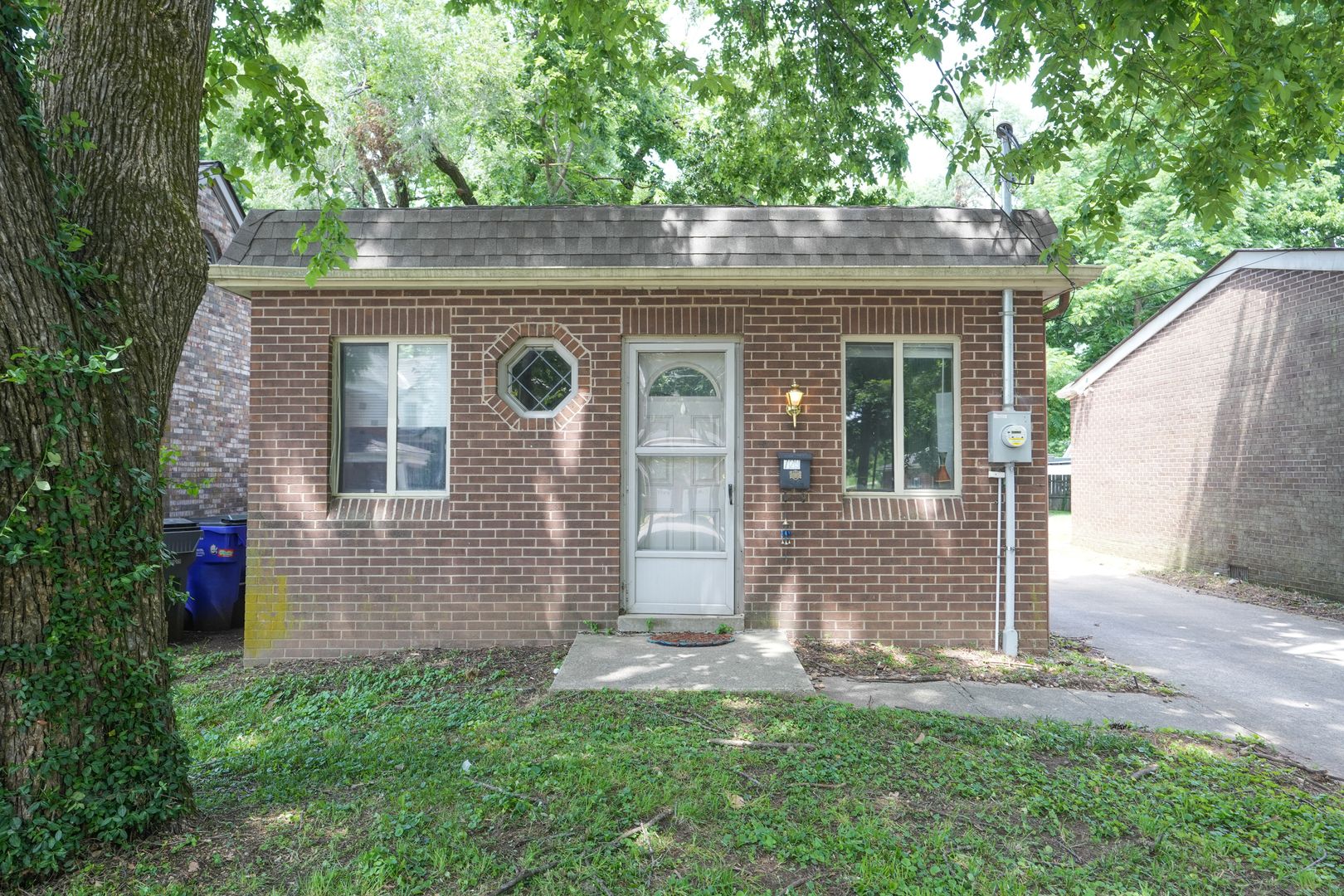 Lexington House: 729 Golfview Drive