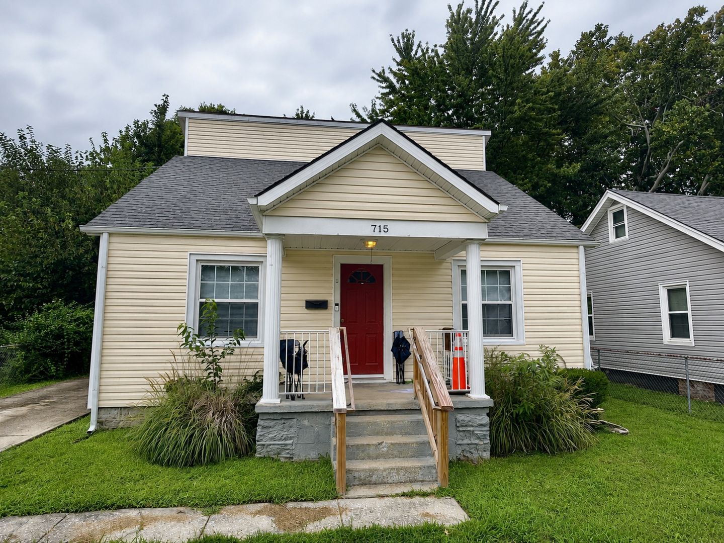 Lexington House: 715 Golfview Drive