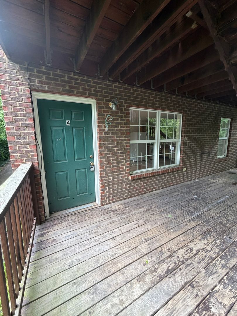 Versailles Apartment: 137 Macey Ave.