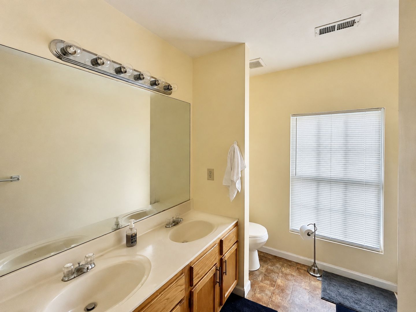 424 Woodland Ave Unit B | 5 Bed 2.5 Bath 6 of 11