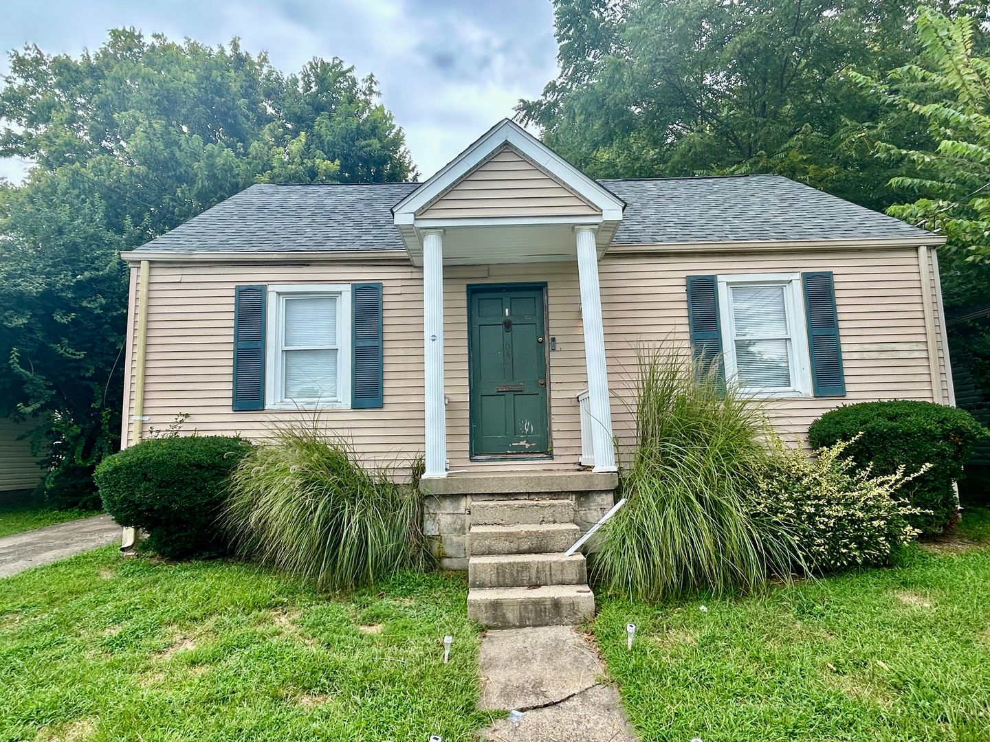 Lexington House: 647 Golfview Drive