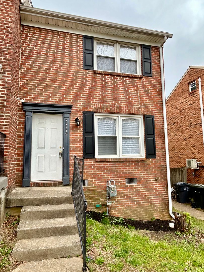 Lexington House: 3360 Gatewood Ct.