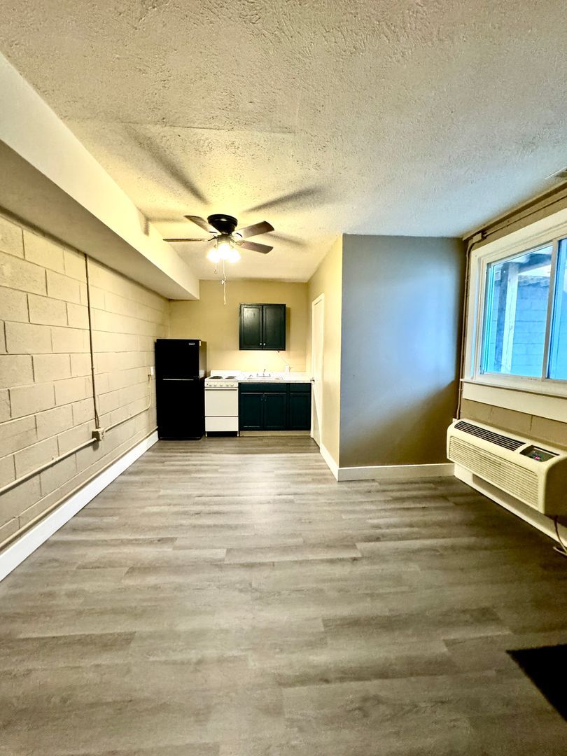 Winchester Apartment: 401 N. Maple St. Unit 11