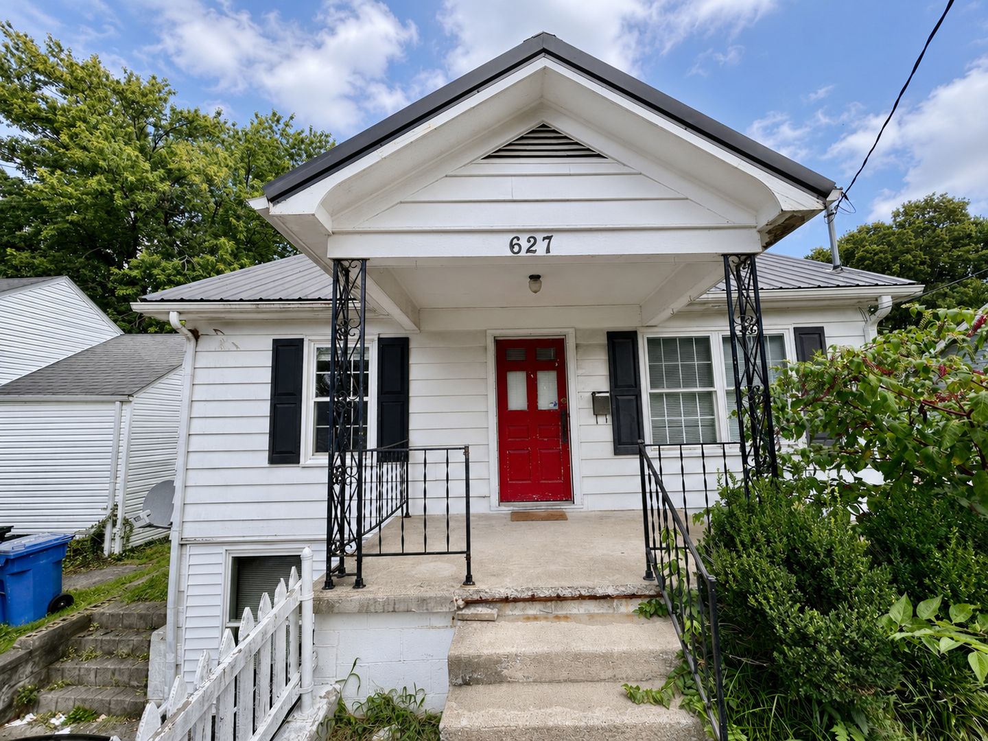 Lexington House: 627 Golfview Drive