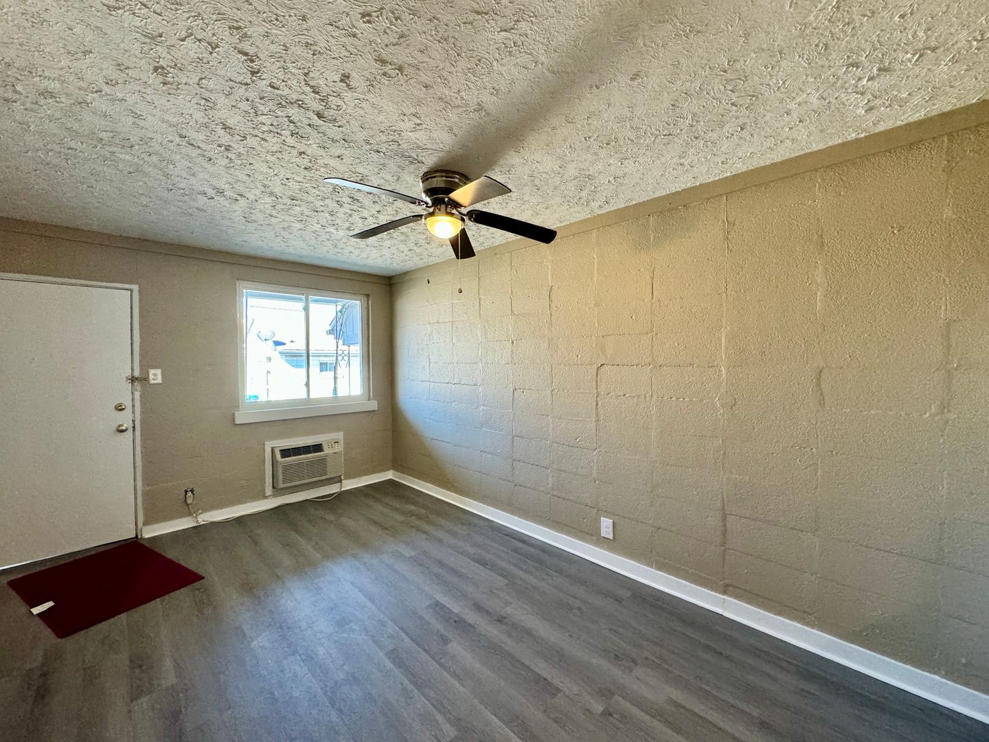 Winchester Apartment: 1018 W. Lexington Ave #4