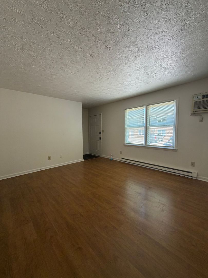 Versailles Apartment: 190 Macey Ave.  - 2