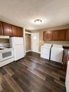 733 Golfview Drive | 4 Bedroom / 2 Bathroom Campus Rental – photo 1