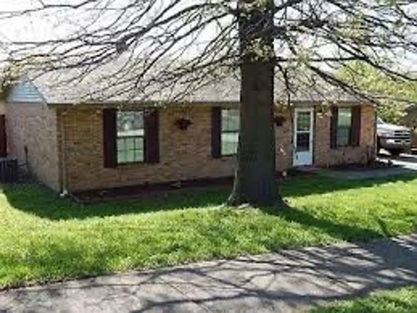 Frankfort House: 147 Meredith Ave