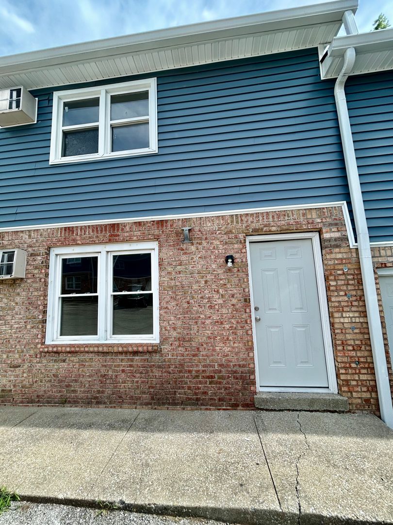 Versailles Apartment: 190 Macey Ave.  - 6