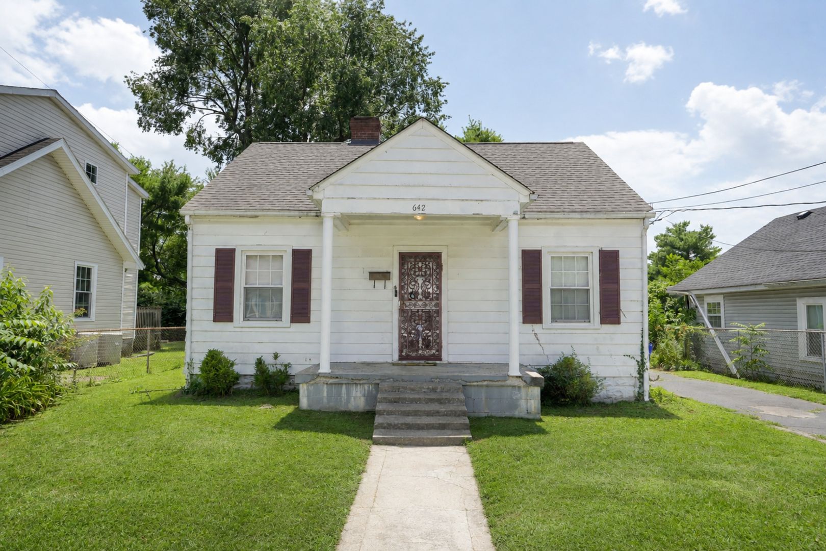 Lexington House: 642 Golfview Drive