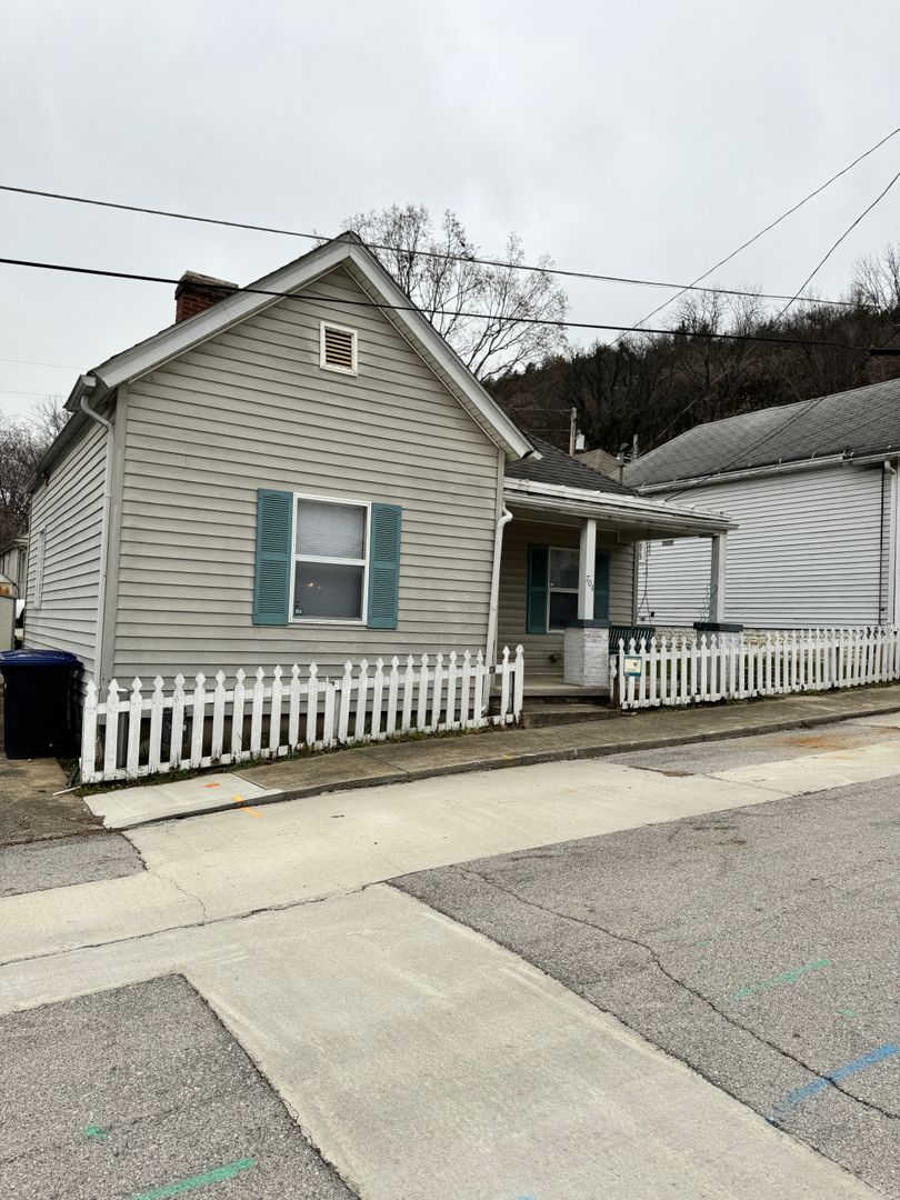Frankfort House: 704 Chinn Ave