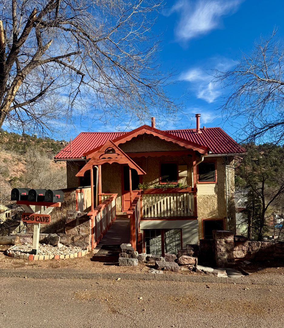 Manitou Springs Apartment: 136 Cave Ave