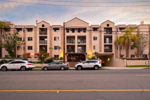 2BR in the Heart of Hillcrest with Parking, Spa, and More! – photo 1