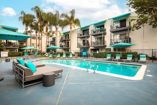 Stunning 1 BR in Pacific Beach with Carport Parking, Pool, and More! – photo 1
