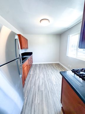 2BR/1BA in Pacific Beach with Parking and Onsite Laundry – photo 1