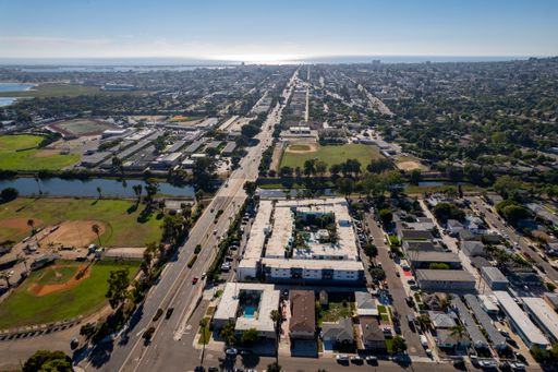 Spacious 1 Bedroom in Pacific Beach with Parking, Pool, Onsite Laundry, & More! – photo 1