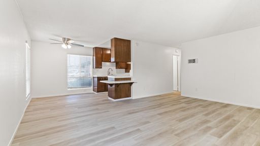 2 Bed/1 Bath Gorgeous Ocean Beach Apartment with Parking – photo 1