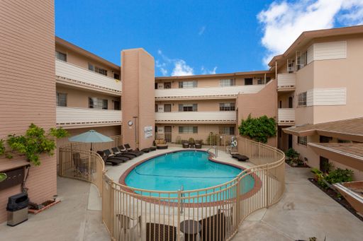 2BR in a Beautiful Courtyard PB Community with a Pool! – photo 1