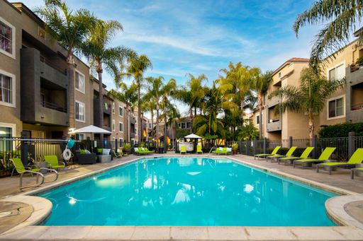 Kensington/Talmadge Area: Beautiful 2 Bedroom with Parking, Pool, Onsite Laundry, & More! – photo 1