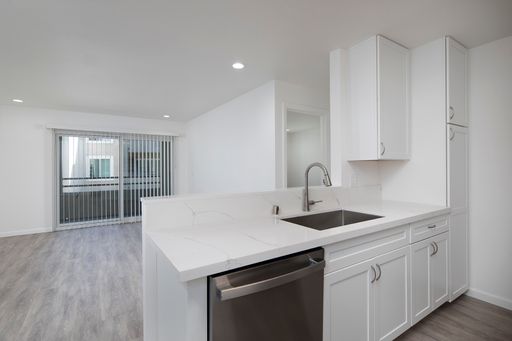 Beautiful 2 Br with Parking, Pool, Onsite Laundry, & More! – photo 1
