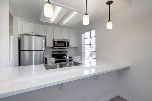OPEN HOUSE: 9/2 3-6PM ~ 2 BR with AC, Mountain View, and Parking! – photo 1
