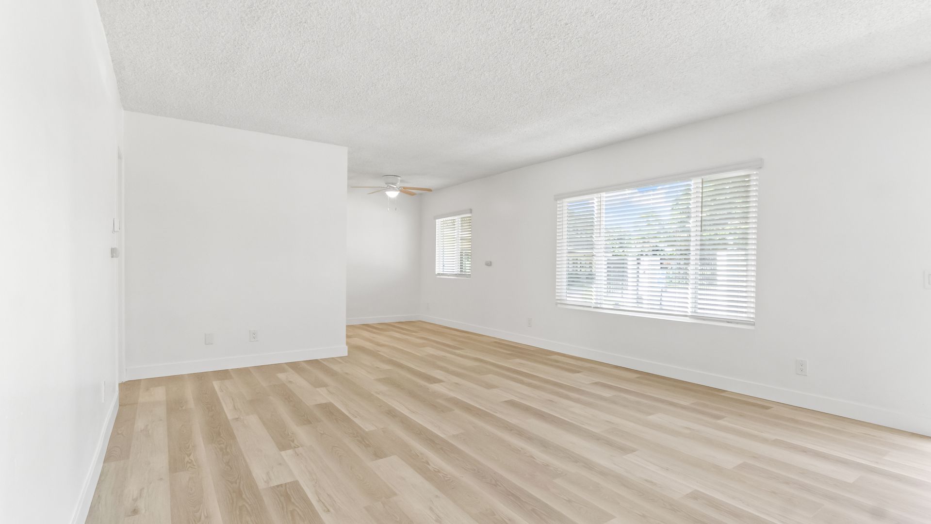 Oceanside Apartment: 1990 Apple St