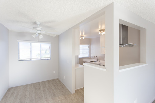 Remodeled 2BR in Pacific Beach with Parking, Pool, and AC! – photo 1