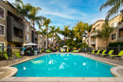 2 Br Townhome in Kensington with Parking, Pool, Onsite Laundry, & More! – photo 1