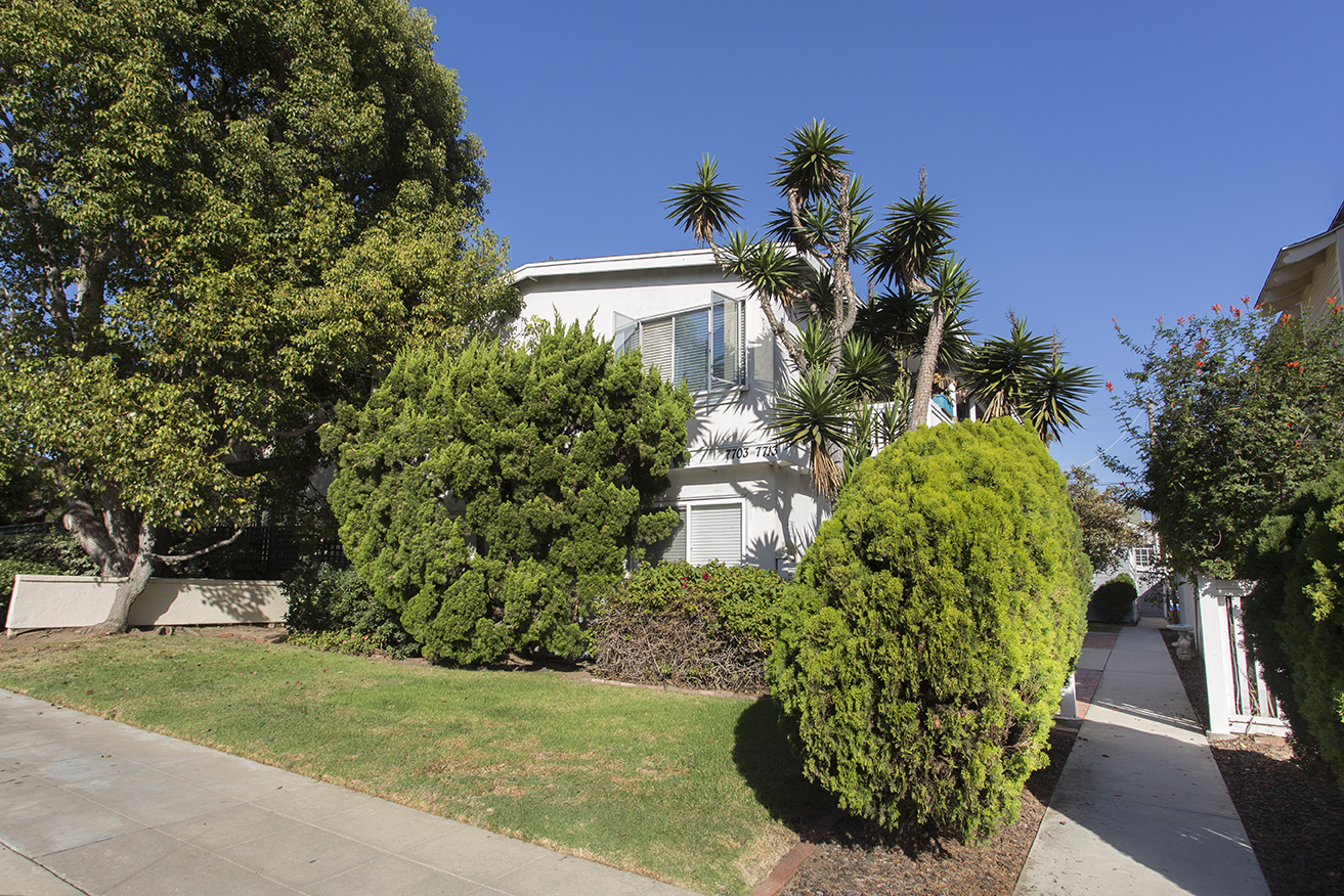 La Jolla / Village Area: One Bedroom in the Village with Onsite Laundry!