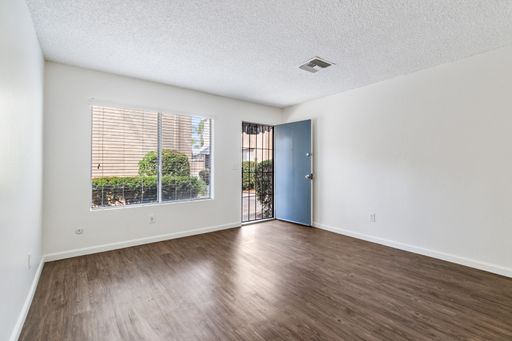 Beautiful 3 Bedroom Townhouse with Parking, Central AC, & More! – photo 1